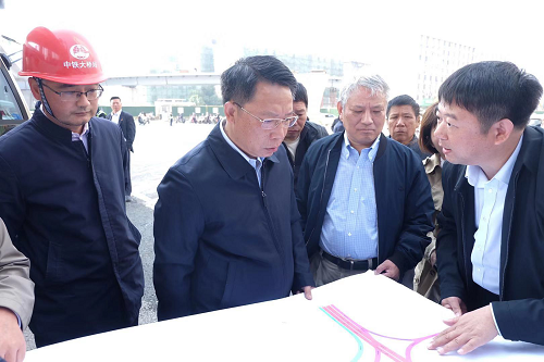 南昌市委副書(shū)記、市長(cháng)劉建洋視察洪都大道快速化改造工程